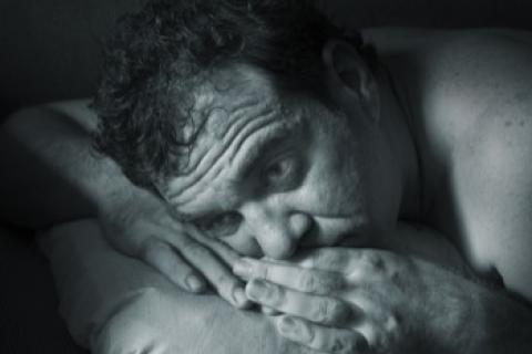 Persona con trastorno del sueño que podría tener alzhéimer