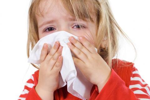 Niña afectada por el virus sincitial respiratorio