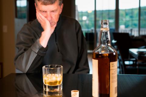 Hombre con problemas de demencia precoz por su abuso de alcohol