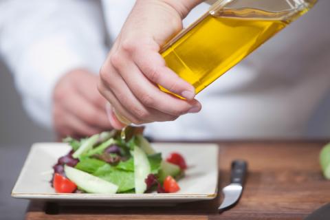 Aceite de oliva virgen en la ensalada