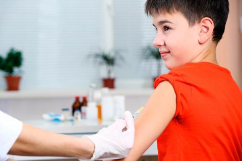 Un sanitario vacuna a un niño