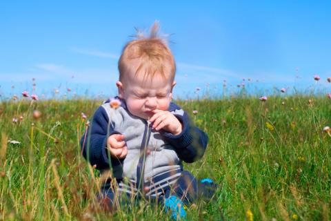 Niño con síntomas de alergia al polen