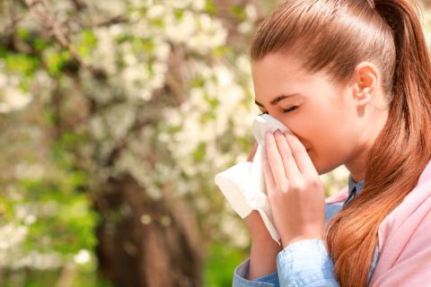 Chica con alergia al polen propio de la primavera