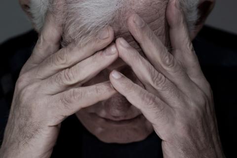 Hombre adulto mayor con problemas de alzhéimer