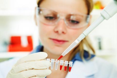 Una mujer analiza sangre en el laboratorio