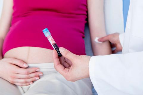 Mujer embarazada realizándose una prueba de anemia
