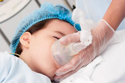 Un anestesista administra anestesia a un niño pequeño
