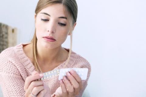 Mujer tomando anticonceptivo oral