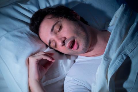 Hombre sufre apnea del sueño
