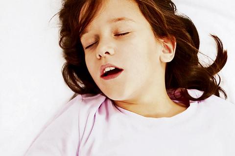 La apnea del sueño en niños puede alterar su desarrollo