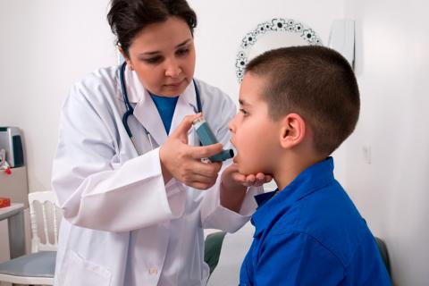Niño asmático en consulta del pediatra