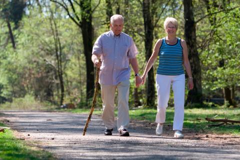 Enfermo de Parkinson paseando