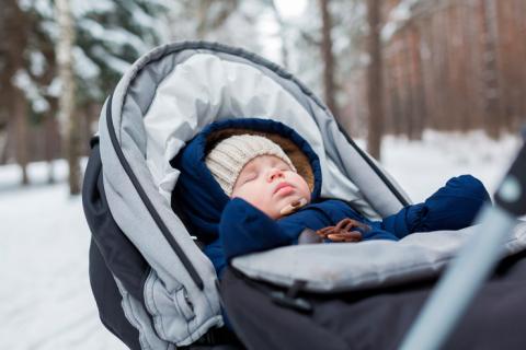 Bebé durmiendo la siesta al aire libre para mejorar su salud