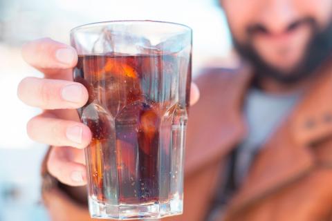 Asocian bebidas azucaradas y más riesgo cardiovascular