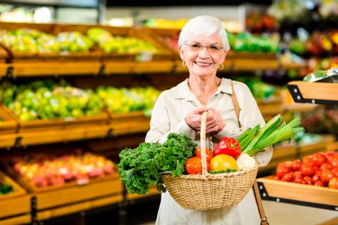 Mujer posmenopáusica comprando fruta y verdura