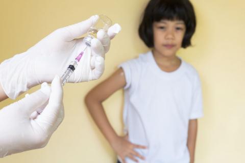 Vacuna de la difteria a una niña