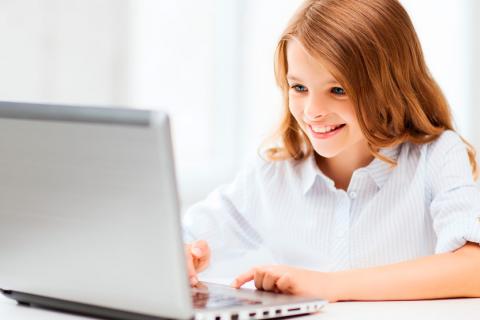 Una niña utiliza un ordenador portátil