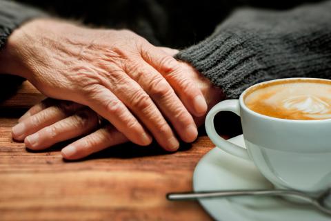 Persona mayor con problemas de demencia tomando cafeína