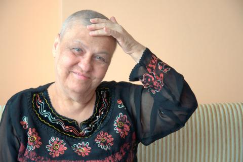 Mujer mayor en tratamiento con quimioterapia