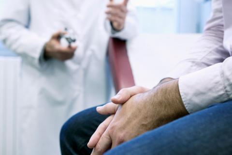 Hombre en la consulta del médico por un cáncer de próstata