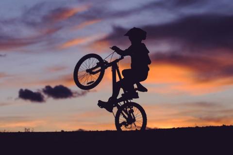 Adolescente montando en bicicleta