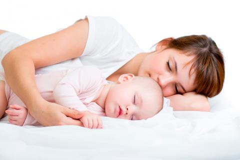 El colecho aumenta el riesgo de que el bebé sufra SMSL