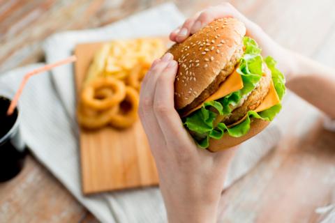 La ingesta de grasas y comida basura aumenta las ganas de comer
