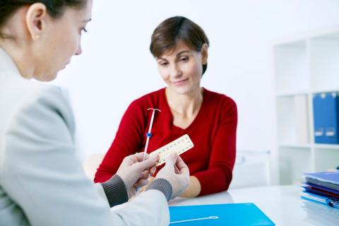 Una mujer consulta con su ginecóloga el método anticonceptivo adecuado para ellas