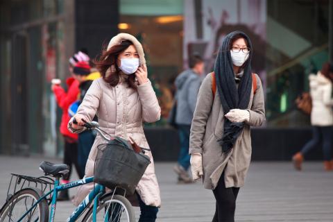 Personas usando mascarilla en Pekín