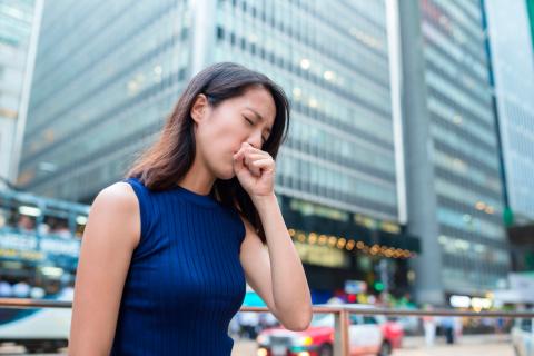 Mujer sufre alergia debido a la contaminación