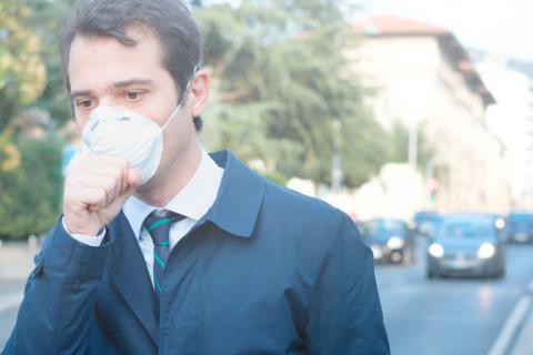 Hombre con dificultad para respirar por la contaminación atmosférica 