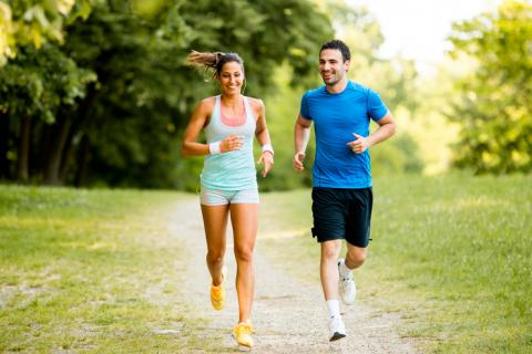 Dos personas corriendo para mejorar su memoria y los efectos del estrés