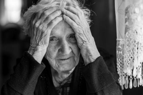 Mujer mayor con síntomas de demencia