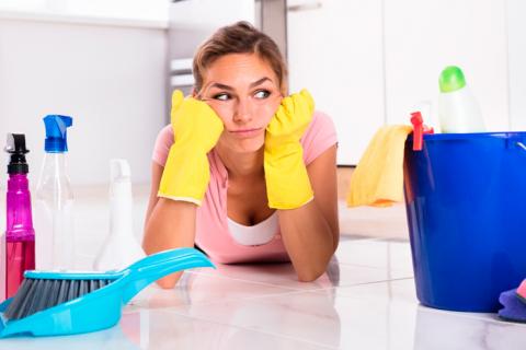 Mujer limpiadora con productos desinfectantes