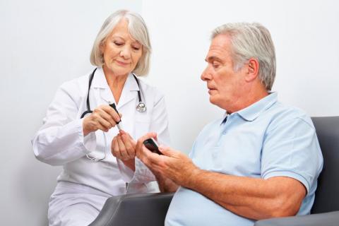 Una doctora enseña a un paciente a medir su nivel de glucosa