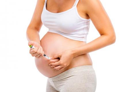 Una embarazada se inyecta insulina