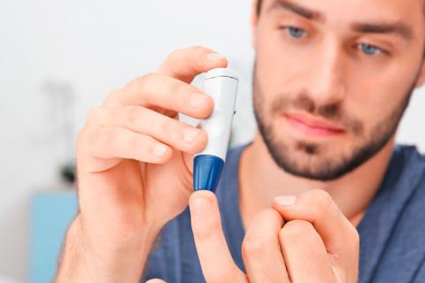 Hombre realizándose una prueba para detectar diabetes