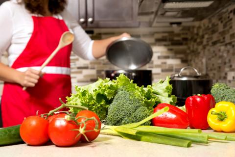 Cocinando con vegetales para reducir la presión arterial
