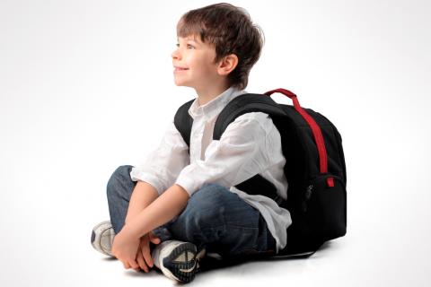Niño con mochila excesivamente cargada
