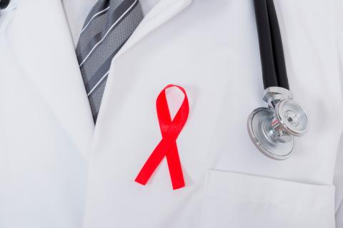Médico con el lazo que simboliza la enfermedad del VIH