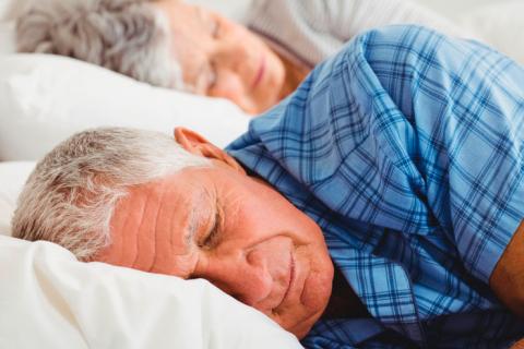 Personas mayores durmiendo 