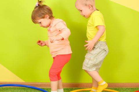 Dos niños pequeños juegan a un juego que implica actividad física