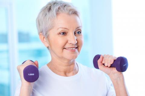 Mujer mayor realizando ejercicio