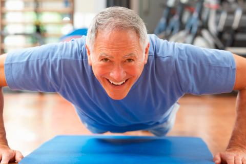 Hombre adulto realizando ejercicio físico para retrasar el alzhéimer