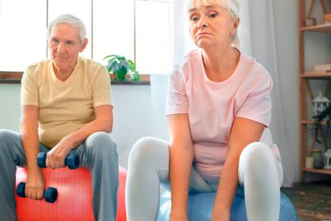 Personas mayores realizando ejercicio de pesas