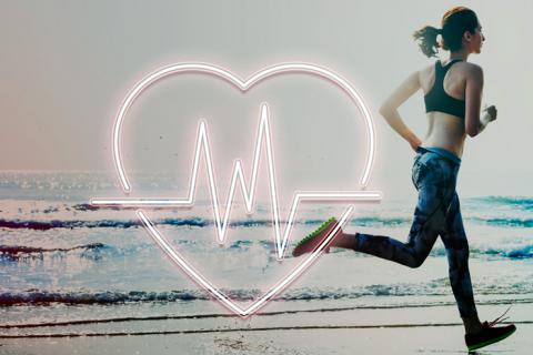 Chica realizando ejercicio físico para proteger su cardiopatía genética