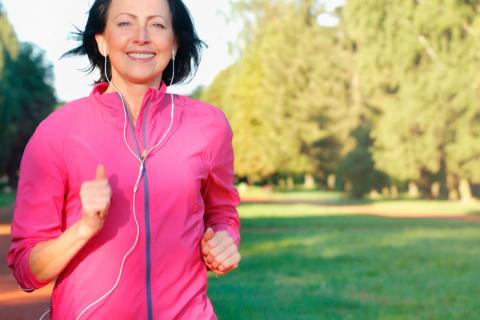 Mujer realizando ejercicio para reducir el riesgo cardiovascular asociado a su cáncer