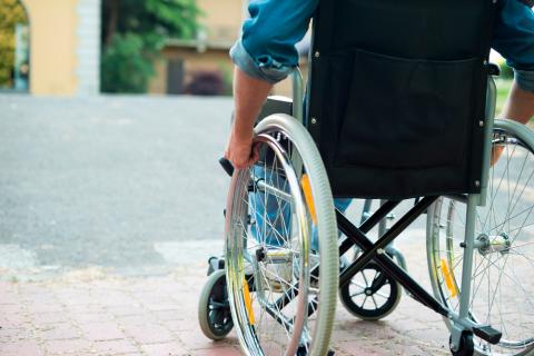 Paciente de ELA en silla de ruedas