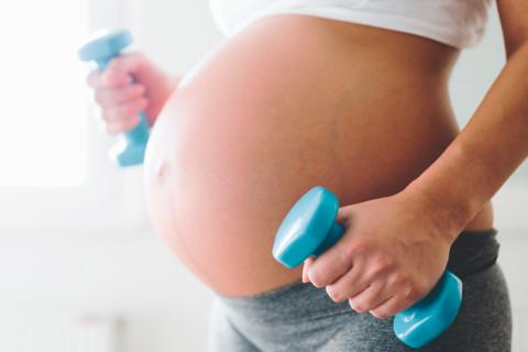 Embarazada realizando ejercicio en el embarazo