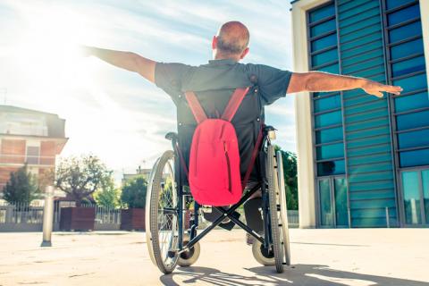 Persona en silla de ruedas por la esclerosis múltiple